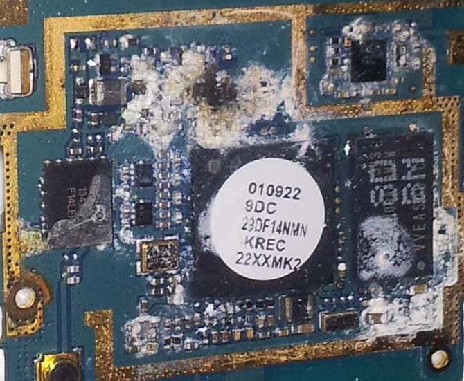 Окисление на плате залитого телефона